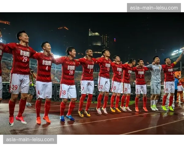 广州队小外援命中超远压哨三分，替补席疯狂庆祝