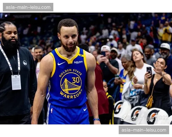 斯蒂芬·库里命中8记三分，勇士客场击败魔术